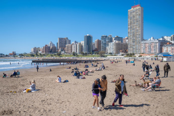 Mar del Plata, Argentina.- En las fotos tomadas el 16 de octubre del 2023, muestra la ciudad turística de Mar del Plata en medio del fin de semana largo. Con el feriado puente del viernes 13 y el del Día del Respeto a la Diversidad Cultural de este lunes 16 de octubre, los argentinos disfrutaron de un fin de semana extra largo de cuatro días no laborables consecutivos. Alrededor de 1,5 millones de personas aprovecharon la quinta edición del Previaje para visitar algunos de los puntos turísticos del país, que en algunos casos alcanzaron el 100