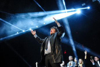 Buenos Aires.- En la foto tomada el 18 de octubre de 2023, el candidato a presidente de La Libertad Avanza, Javier Milei, cierra hoy su campaña electoral con vistas a las elecciones del domingo, con un acto en el estadio porteño Movistar Arena, ubicado en el barrio porteño de Villa Crespo, acompañado por referentes y candidatos del espacio libertario.