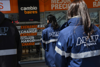 Buenos Aires, Argentina.- En las fotos tomadas el 18 de octubre del 2023, efectivos de la Policía Federal (PFA) junto con inspectores de la Administración Federal de Ingresos Públicos (AFIP) y de la Aduana realizaron un operativo de fiscalización en distintas sucursales de una casa de cambio registrada ante el Banco Central, con el objetivo de controlar que no haya irregularidades en las operaciones con divisas.