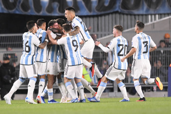 Buenos Aires, Argentina.- En las fotos tomadas el 12 de octubre del 2023, el seleccionado argentino, con su capitán Lionel Messi en el banco de los suplentes, jugó ante Paraguay en el estadio Monumental un partido de la tercera fecha de las Eliminatorias Sudamericanas del Mundial 2026. De momento Argentina lidera la clasificación sudmericana con puntaje ideal de 9 unidades, mientras Brasil con dos jugados, lo sigue con seis, por delante de Colombia (5) y Uruguay (4).