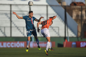 Sarandí, Argentina.- En las fotos tomadas el 9 de octubre del 2023, durante el partido entre Arsenal y Banfield en un partido por la octava fecha de la Zona A de la Copa de la Liga en el Estadio Julio Humberto Grondona. Arsenal y Banfield empataron sin goles. Arsenal empató 0 a 0 y quedó al borde del descenso y sin margen de error. El equipo de Sarandí, que terminó con nueve jugadores, deberá ganar los seis partidos que le restan.