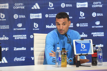 Buenos Aires, Argentina.- En las fotos tomadas el 11 de octubre del 2023, Lionel Scaloni, entrenador de la Selección Argentina, durante una conferencia de prensa en Ezeiza. La presencia de Lionel Messi como titular en el duelo de Argentina ante Paraguay, por la tercera fecha de las Eliminatorias Sudamericanas, está en vilo pese a que “se le vio bien”, dijo el DT del campeón del mundo.