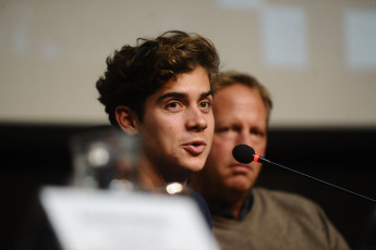 Buenos Aires, Argentina.- En las fotos tomadas el 4 de octubre del 2023, el piloto argentino, Franco Colapinto (izquierda), durante una rueda de prensa ofrecida en la sede del Automóvil Club Argentino (ACA), en Buenos Aires. Colapinto debutará antes de fin de año en la Fórmula 2 y espera poder competir en la antesala de la Fórmula 1 en 2024. El piloto de 20 años, que actualmente compite en la Fórmula 3 con la escudería neerlandesa MP Motorsport, dijo que está "invitado" a participar en la última prueba de F2 de este año, que se disputa el 26 de noviembre en Abu Dhabi.