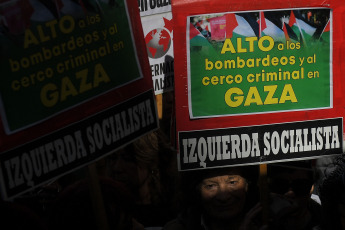 Buenos Aires, Argentina.- En las fotos tomadas el 19 de octubre del 2023, argentinos marcharon frente a la Embajada de Palestina en Buenos Aires, para "repudiar" la contraofensiva israelí en la Franja de Gaza tras los ataques múltiples perpetrados el 7 de octubre por la organización islamita Hamas, y pedirán la "intervención de la comunidad internacional" frente a lo que consideran un "genocidio sobre el pueblo palestino".