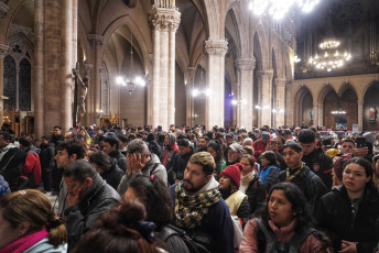 Luján, Argentina.- En las fotos tomadas el 1 de octubre del 2023, miles de peregrinos arribaron a la Basílica de Nuestra Señora de Luján, en el oeste de la provincia de Buenos Aires para participar de la 49° Peregrinación Juvenil, una de las manifestaciones de fe más importantes de la Argentina. La ceremonia, se realizó bajo el lema “Madre, estamos en tus manos, danos fuerza para unirnos”.