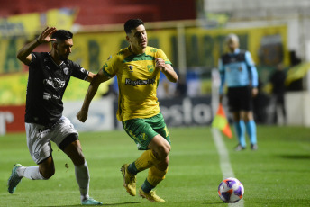 Santa Fe, Argentina.- In the photos taken on October 11, 2023, during the match between Defensa y Justicia and Chaco For Ever in a match valid for the quarterfinals of the Argentine Cup at the 15 de Abril Stadium. Defensa y Justicia tied 1-1 with Chaco For Ever and then won 7-6 in the penalty shootout. Their rival in the semifinals will be San Lorenzo, who controversially beat San Martín de San Juan.