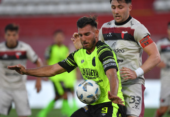 Buenos Aires, Argentina.- En las fotos tomadas el 9 de octubre del 2023, durante el partido entre Colón de Santa Fe y Baracas Central en el Estadio Claudio Tapia. Barracas Central derrotó a Colón, por 2-1. Tomás Galván puso en ventaja al “Sabalero”, mientras que el “Guapo” lo dio vuelta con goles de Alexis Domínguez y Carlos Arce.