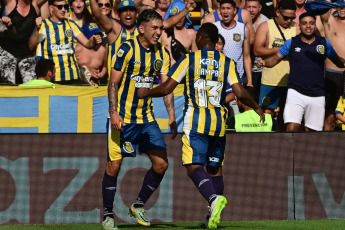 Rosario, Argentina.- En las fotos tomadas el 29 de octubre del 2023, durante el partido entre Rosario Central y Argentinos Juniors por la undécima fecha de la Zona A de la Copa LPF en el estadio Gigante de Arroyito. Rosario Central ya acumula 27 partidos sin perder tras vencer 3-1 a Argentinos Juniors. De esta manera, en la tabla anual se posicionó en la zona de clasificación para la Copa Libertadores 2024.