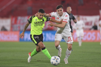 Buenos Aires, Argentina.- En las fotos tomadas el 30 de octubre del 2023, durante el partido entre Huracán y Barracas Central por la undécima fecha de la Zona A de la Copa de la Liga Profesional de Fútbol (LPF) en el Estadio Tomás Adolfo Ducó. Huracán y Barracas C. no lograron abrir el marcador y el partido acabó en empate 0-0.