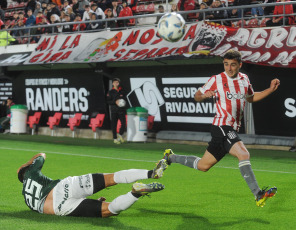 La Plata, Argentina.- En las fotos tomadas el 23 de octubre del 2023, durante el partido entre Estudiantes de La Plata y Sarmiento de Junín en el inicio a la décima jornada de la Zona B de la Copa de la Liga en el Estadio Jorge Luis Hirschi. Estudiantes venció como local 2-1 a Sarmiento de Junín y logró su segunda victoria en el torneo, en tanto que el conjunto visitante dejó importantes puntos en el camino en su lucha por la permanencia en Primera División.