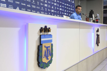 Buenos Aires, Argentina.- En las fotos tomadas el 11 de octubre del 2023, Lionel Scaloni, entrenador de la Selección Argentina, durante una conferencia de prensa en Ezeiza. La presencia de Lionel Messi como titular en el duelo de Argentina ante Paraguay, por la tercera fecha de las Eliminatorias Sudamericanas, está en vilo pese a que “se le vio bien”, dijo el DT del campeón del mundo.