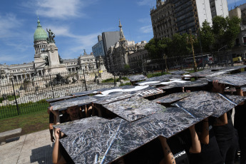 Buenos Aires, Argentina.- En las fotos tomadas el 10 de octubre del 2023, la organización ambientalista internacional Greenpeace realizó una actividad en la Plaza del Congreso en la cual desplegó paneles que denuncian que los desmontes en la Argentina aumentaron un 21% con respecto al mismo período del año pasado. La organización no gubernamental (ONG), volvió a convocar a la ciudadanía a votar sobre la penalización de los desmontes ilegales y participar de la Consulta Popular.