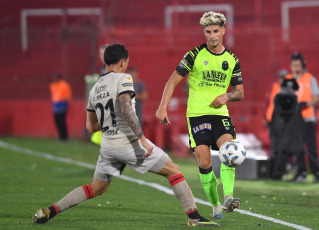 Buenos Aires, Argentina.- En las fotos tomadas el 9 de octubre del 2023, durante el partido entre Colón de Santa Fe y Baracas Central en el Estadio Claudio Tapia. Barracas Central derrotó a Colón, por 2-1. Tomás Galván puso en ventaja al “Sabalero”, mientras que el “Guapo” lo dio vuelta con goles de Alexis Domínguez y Carlos Arce.