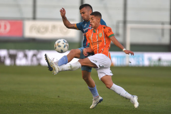 Sarandí, Argentina.- En las fotos tomadas el 9 de octubre del 2023, durante el partido entre Arsenal y Banfield en un partido por la octava fecha de la Zona A de la Copa de la Liga en el Estadio Julio Humberto Grondona. Arsenal y Banfield empataron sin goles. Arsenal empató 0 a 0 y quedó al borde del descenso y sin margen de error. El equipo de Sarandí, que terminó con nueve jugadores, deberá ganar los seis partidos que le restan.