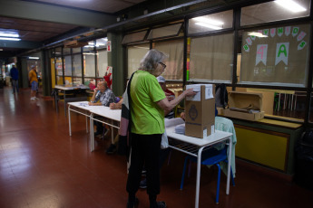 Buenos Aires.- Las elecciones generales se iniciaron hoy en todo el país, en comicios en los cuales están habilitados unos 35 millones de argentinos para elegir un nuevo Gobierno en una compulsa con cinco candidatos presidenciales, y la expectativa está puesta en si será necesario o no el balotaje para definir al próximo jefe de Estado.