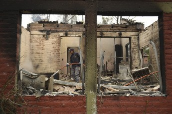 Mendoza, Argentina. En las fotos tomadas el 30 de octubre del 2023, muestra las zonas afectadas por un incendio en Luján de Cuyo provocado por el viento Zonda. Aunque algunos focos aún siguen activos, unas 82 personas tuvieron que ser evacuadas a un polideportivo de esa ciudad mendocina, se informó oficialmente. Según fuentes oficiales, se estima que el fuego afectó una extensión de más de 4.000 hectáreas en toda la provincia.