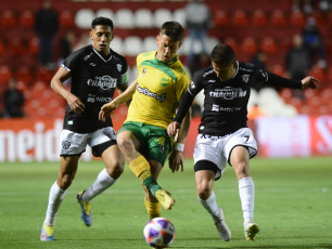 Santa Fe, Argentina.- In the photos taken on October 11, 2023, during the match between Defensa y Justicia and Chaco For Ever in a match valid for the quarterfinals of the Argentine Cup at the 15 de Abril Stadium. Defensa y Justicia tied 1-1 with Chaco For Ever and then won 7-6 in the penalty shootout. Their rival in the semifinals will be San Lorenzo, who controversially beat San Martín de San Juan.