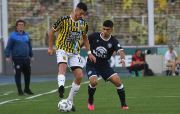 Córdoba, Argentina.- En las fotos tomadas el 29 de octubre del 2023, durante el partido entre Independiente Rivadavia y Almirante Brown en el estadio Mario Kempes. Después de más de 30 partidos en la Primera Nacional, Independiente Rivadavia de Mendoza hizo historia y venció 2-0 a Almirante Brown, logrando el ascenso a la Liga Profesional.