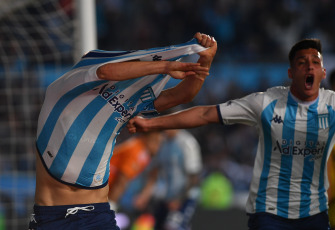 Buenos Aires, Argentina.- En las fotos tomadas el 24 de octubre del 2023, Racing se enfrentó a Boca Juniors en el clásico de la décima fecha de la Zona B de la Copa de la Liga Profesional de Fútbol en el Estadio Presidente Perón. Racing se quedó con un triunfo clave ante Boca 2-1, en sus aspiraciones por clasificar a los cuartos de final de la Copa de la Liga. Con goles de Emiliano Vecchio y Leonardo Sigali, en el último minuto de descuento, el local se impuso en el Cilindro.