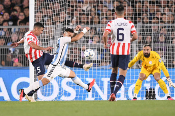 Buenos Aires, Argentina.- En las fotos tomadas el 12 de octubre del 2023, el seleccionado argentino, con su capitán Lionel Messi en el banco de los suplentes, jugó ante Paraguay en el estadio Monumental un partido de la tercera fecha de las Eliminatorias Sudamericanas del Mundial 2026. De momento Argentina lidera la clasificación sudmericana con puntaje ideal de 9 unidades, mientras Brasil con dos jugados, lo sigue con seis, por delante de Colombia (5) y Uruguay (4).