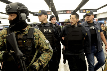 Buenos Aires, Argentina.- En las fotos tomadas el 15 de noviembre del 2023, el narcotraficante peruano Raúl Martín Maylli Rivera, más conocido por su apodo "Dumbo", quien había sido detenido en octubre del año pasado en la ciudad de Lima tras permanecer prófugo casi un año y medio de la Justicia argentina, llegó extraditado a Argentina para ser juzgado como jefe de una organización dedicada a la venta de drogas en el barrio Padre Mugica, en Villa Lugano, confirmaron fuentes policiales y judiciales.