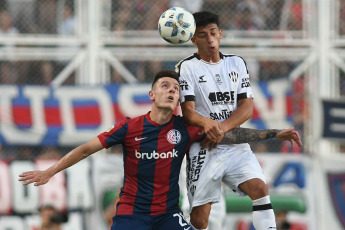 Buenos Aires, Argentina.- En las fotos tomadas el 27 de noviembre del 2023, durante el partido entre San Lorenzo y Central Córdoba en el Estadio Nuevo Gasómetro. San Lorenzo logró vencer a Central Córdoba por 2-0 gracias al gol de Jalil Elías y el cabezazo de Gastón Hernández y, gracias al empate de Estudiantes de La Plata ante Lanús, por lo que finalmente aseguró su regreso a la CONMEBOL Libertadores 2024.