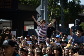 Buenos Aires, Argentina.- En las fotos tomadas el 12 de noviembre del 2023, las personas participan de la Carrera de Autos Locos en Buenos Aires. En evento, contó con 30 vehículos que compitieron en la bajada de Carlos Pellegrini y avenida del Libertador, en el porteño barrio de Retiro, ante más de 30.000 espectadores fanáticos del automovilismo.