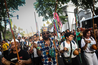 Buenos Aires, Argentina.- En las fotos tomadas el 8 de noviembre del 2023, durante la primera marcha contra el racismo para reivindicar la importancia de la población afrodescendiente en Buenos Aires, la capital de Argentina. El representante de esta marcha, Diego Bonga, declaró que “la marcha es para dar visibilidad a la lucha que venimos haciendo desde hace varias décadas en esta hermosa nación argentina, bendecida por la sangre de los negros en los campos de batalla”.