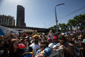 Buenos Aires, Argentina.- En las fotos tomadas el 12 de noviembre del 2023, las personas participan de la Carrera de Autos Locos en Buenos Aires. En evento, contó con 30 vehículos que compitieron en la bajada de Carlos Pellegrini y avenida del Libertador, en el porteño barrio de Retiro, ante más de 30.000 espectadores fanáticos del automovilismo.