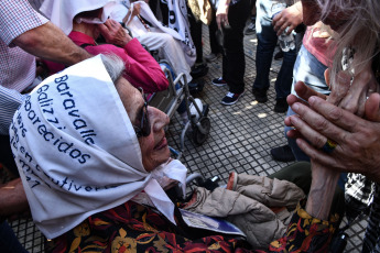 Buenos Aires, Argentina.- En las fotos tomadas el 23 de noviembre del 2023, cientos de activistas acompañaron la tradicional ronda de las Madres de Plaza de Mayo, la organización que reclama por los desaparecidos de la dictadura en Argentina (1976-83) y que denuncia el "negacionismo" del futuro gobierno de Javier Milei. Con sus característicos pañuelos blancos en la cabeza, las Madres recordaron también a la que fue su presidenta, Hebe de Bonafini, fallecida hace un año.