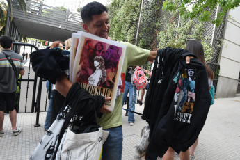 Buenos Aires, Argentina.- En las fotos tomadas el 8 de noviembre del 2023, algunos fans se congregaron en las afueras del Hotel Four Season, ubicado en el barrio porteño de Retiro donde Taylor Swift se hospeda desde su llegada. Este jueves, la artista dará el primero de los tres shows —9, 10 y 11 de noviembre— en el estadio de River Plate, con entradas agotadas, como parte de su gira The Eras Tour.