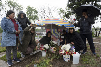 Buenos Aires, Argentina.- En las fotos tomadas el 2 de noviembre del 2023, familias celebraron bajo la lluvia el Día de los Muertos en el cementerio de Flores en Buenos Aires, Argentina. Entre calacas, altares y recorridos, argentinos participaron de la celebración del Día los Muertos con una oferta de murales, videos y altares consagrados a la memoria de sus familiares y amigos.