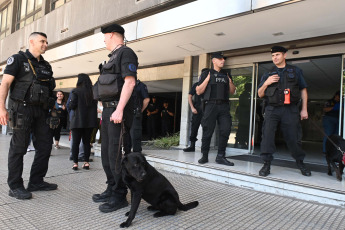 Buenos Aires, Argentina.- En las fotos tomadas el 24 de noviembre del 2023, el Ministerio de Mujeres, Géneros y Diversidad de la Nación recibió dos amenazas de bomba por teléfono en el edificio del barrio porteño de Monserrat por lo que intervienen la Policía Federal y la Brigada de Explosivos, mientras el personal fue evacuado, informaron fuentes policiales y oficiales.