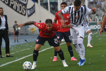 Córdoba, Argentina.- En las fotos tomadas el 26 de noviembre del 2023, durante el partido entre Talleres e Independiente en el Estadio Mario Alberto Kempes. Independiente venció 3-2 a Córdoba lo que le permitió clasificar a los cuartos de final de la Copa de la Liga como puntero de la Zona A.