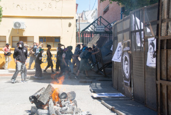 Rio Negro, Argentina.- En las fotos tomadas el 29 de noviembre del 2023, las personas esperan por el veredicto del Tribunal Oral Federal (TOF) de General Roca, en el juicio por el asesinato del joven mapuche Rafael Nahuel cometido el 25 de noviembre de 2017, durante un operativo del Grupo Albatros en un predio en disputa entre la comunidad mapuche Lafken Winkul Mapu y la Dirección de Parques Nacionales en Villa Mascardi, Bariloche.