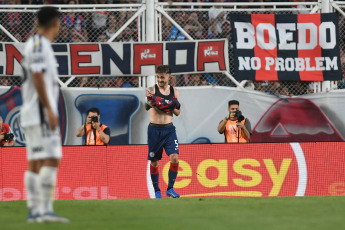 Buenos Aires, Argentina.- En las fotos tomadas el 27 de noviembre del 2023, durante el partido entre San Lorenzo y Central Córdoba en el Estadio Nuevo Gasómetro. San Lorenzo logró vencer a Central Córdoba por 2-0 gracias al gol de Jalil Elías y el cabezazo de Gastón Hernández y, gracias al empate de Estudiantes de La Plata ante Lanús, por lo que finalmente aseguró su regreso a la CONMEBOL Libertadores 2024.