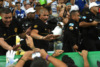 Rio de Janeiro, Brazil.- In the photos taken on November 21, 2023, Albiceleste supporters were repressed by the military police in the stands of the Maracaná stadium in Rio de Janeiro. Faced with the repression by the uniformed men, the players led by Lionel Scaloni came to defend the fans who were being punished by gendarmes. Faced with this, Lionel Messi led the Argentina team by leaving the field of play towards the locker room, which caused the World Cup qualifying match to begin with a 27-minute delay.