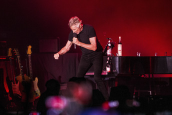 Buenos Aires, Argentina.- En las fotos tomadas el 21 de noviembre del 2023, Roger Waters brindó el primero de la serie de dos conciertos en el Estadio River, en la parada argentina de su gira "This is not a Drill". Las declaraciones del ex Pink Floyd, sobre el ataque de Hamas en Israel, provocaron que importantes hoteles de Buenos Aires rechacen la estadía del músico inglés, según le confirmó el propio artista a medios locales.