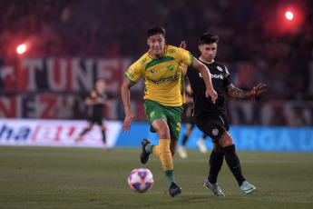 Buenos Aires, Argentina.- En las fotos tomadas el 23 de noviembre del 2023, durante el partido entre Defensa y Justicia y San Lorenzo en el estadio La Fortaleza, de Lanús en semifinales de la Copa Argentina. Defensa y Justicia venció 1-0 a San Lorenzo por lo que definirá el título y un cupo a la CONMEBOL Libertadores de 2024 con Estudiantes de La Plata, que eliminó a Boca Juniors. La final sería el miércoles 13 de diciembre.