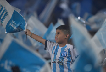 Buenos Aires, Argentina.- En las fotos tomadas el 28 de noviembre del 2023, durante el partido entre Racing y Belgrano en el Estadio Presidente Perón en un encuentro válido por la 14ta y última jornada de la Zona B de la Copa de la Liga Profesional. Racing Club goleó 4-1 a Belgrano de Córdoba y se afirmó en la punta de la Zona B de la Copa de la Liga Profesional. Los tantos fueron marcados por Gabriel Huache y Juan Fernando Quintero en dos oportunidades.