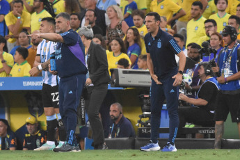 Río de Janeiro, Brasil.- En las fotos tomadas el 21 de noviembre del 2023, durante el partido entre la Selección Argentina y la de Brasil en un clásico que cerró el año de las Eliminatorias Sudamericanas, por la sexta fecha rumbo al Mundial de 2026. En medio de tensiones, la Selección Argentina logró una victoria por 1-0 en la visita a Brasil, lo que le permitió mantenerse en la cima de la tabla y provocarle la primera derrota al equipo local en esta competencia en su país.