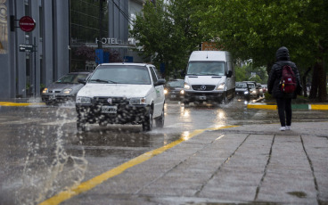 Neuquén, Argentina.- En las fotos tomadas el 2 de noviembre del 2023, muestra las calles de la ciudad de Neuquén en medio de las constantes lluvias. El Servicio Meteorológico Nacional, emitió una alerta de nivel rojo para una porción de la provincia de Misiones por probables lluvias y tormentas muy intensas. Desde la jornada del miércoles se vienen registrando lluvias y tormentas de variada intensidad sobre gran parte del país, especialmente en la franja central y gran parte del Litoral y noreste argentino.