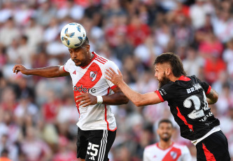 Buenos Aires, Argentina.- En las fotos tomadas el 26 de noviembre del 2023, durante el partido entre River Plate e Instituto en el estadio Libertadores de América en la primera fase de la Copa de la Liga Profesional. River, igualó sin goles frente a Instituto y quedó en segundo puesto de la Zona A.