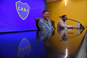 Buenos Aires, Argentina.- En las fotos tomadas el 28 de noviembre del 2023, durante la conferencia de prensa del candidato a presidente de Boca, Juan Román Riquelme, quien afirmó, "me siento un afortunado de estar en este lugar" pero que "ojalá este señor (apuntándole a Macri sin nombrarlo) deje que los hinchas voten el domingo". Mientras, afuera del estadio, más de cinco mil hinchas celebraron un banderazo de apoyo a Riquelme como candidato a presidente contra la fórmula opositora Andrés Ibarra-Mauricio Macri.