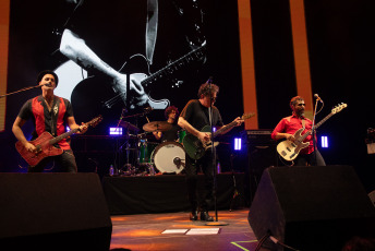 Buenos Aires, Argentina.- En las fotos tomadas el 15 de noviembre del 2023, Andrés Calamaro durante la primera de sus dos funciones en el Movistar Arena de Buenos Aires. Calamaro, ratificó que sigue portando la medalla de ser uno de los más grandes cancionistas que dio el rock argentino y uno de los más prolíficos creadores de éxitos arraigados en la memoria colectiva musical. El Salmón revisitó buena parte de su catálogo de clásicos y le rindió tributo a Diego Maradona.