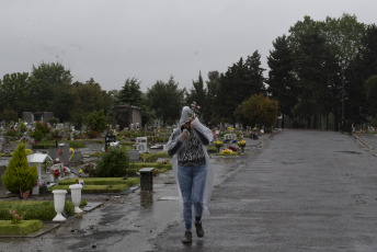 Buenos Aires, Argentina.- En las fotos tomadas el 2 de noviembre del 2023, familias celebraron bajo la lluvia el Día de los Muertos en el cementerio de Flores en Buenos Aires, Argentina. Entre calacas, altares y recorridos, argentinos participaron de la celebración del Día los Muertos con una oferta de murales, videos y altares consagrados a la memoria de sus familiares y amigos.