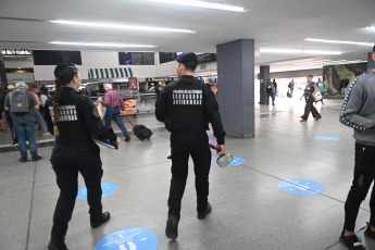 Buenos Aires, Argentina.- En las fotos tomadas el 8 de noviembre del 2023, los servicios de las líneas de ferrocarriles Roca y Sarmiento funcionan con demoras y cancelaciones debido a que se recibieron amenazas de bomba, una de ellas en la terminal de Once, informó la empresa Trenes Argentinos. La Policía de la Ciudad informó que pasadas las 7 ingresaron dos llamados telefónicos provenientes del mismo número donde advertían sobre un presunto artefacto explosivo en la estación de Once.