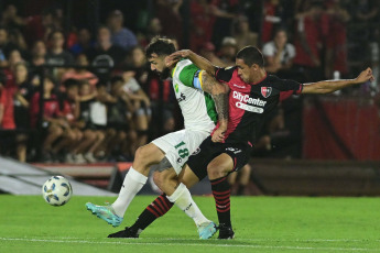 Rosario, Argentina.- En las fotos tomadas el 27 de noviembre del 2023, durante el partido entre Newell's y Defensa y Justicia en el estadio Marcelo Bielsa del Parque de la Independencia. Newell’s superó 3-0 a Defensa y Justicia en el cierre del ciclo técnico de Gabriel Heinze. Un doblete de Francisco González y un tanto de Gustavo Velázquez fueron los goles de La Lepra.