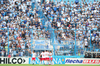 Tucumán, Argentina.- En las fotos tomadas el 27 de noviembre del 2023, durante el partido entre Huracán y Atlético Tucumán en el Monumental José Fierro En medio de la definición de la Zona A de la Copa LPF, Huracán consiguió un triunfo que quedará en su historia, venciendo 2-0 a Atlético Tucumán y avanzando a los cuartos de final como primero.