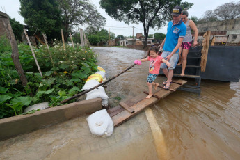 Corrientes, Argentina.- En las fotos tomadas el 10 de noviembre del 2023, muestra las zonas afectadas por las fuertes lluvias en la provincia de Corrientes, Argentina. El número de evacuados y autoevacuados en las localidades ribereñas de Corrientes ha aumentado y ya supera las 2.000 personas afectadas por la crecida de los ríos Paraná y Uruguay. Esta situación se agrava debido a las precipitaciones que están ocurriendo en gran parte del territorio provincial.